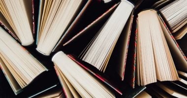 تفسير حلم الكتب.. كبت مشاعر وتشجيع من العقل الباطن على الإبداع