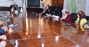 محافظ الأقصر يكرم الموظفين المتميزين بالإدارة العامة للشئون القانونية